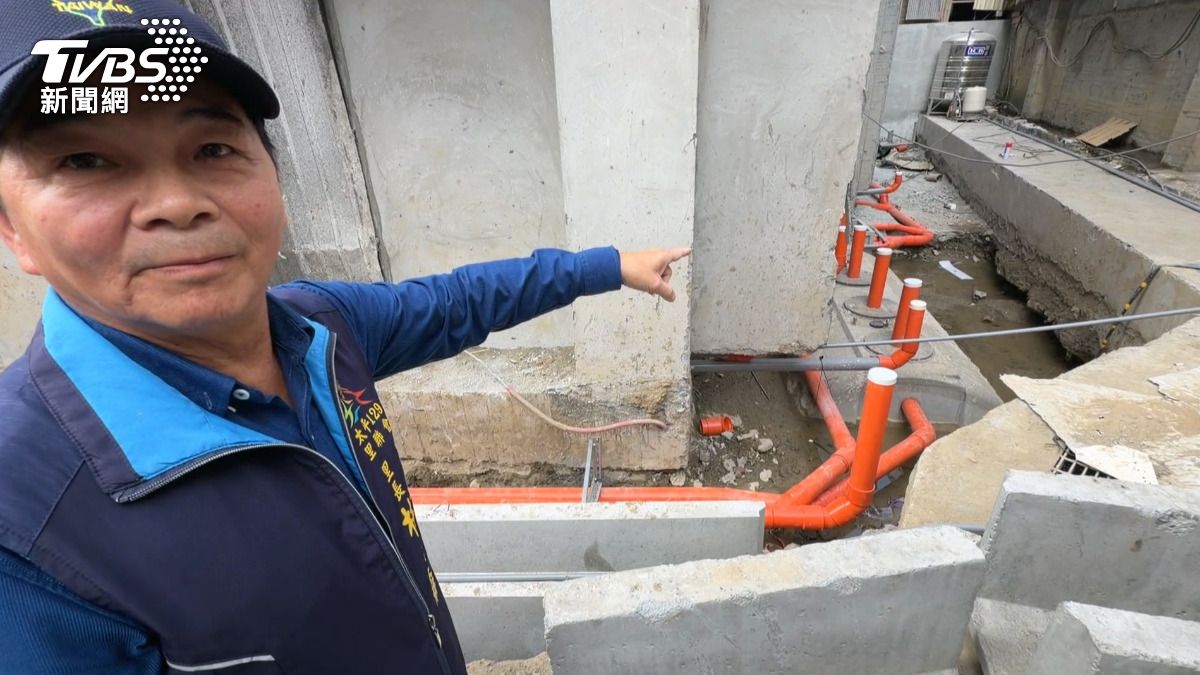 中市雷射廠蓋宿舍出包！里長控「挖破側溝、私接排水」居民憂掏空地基。(圖／TVBS)
