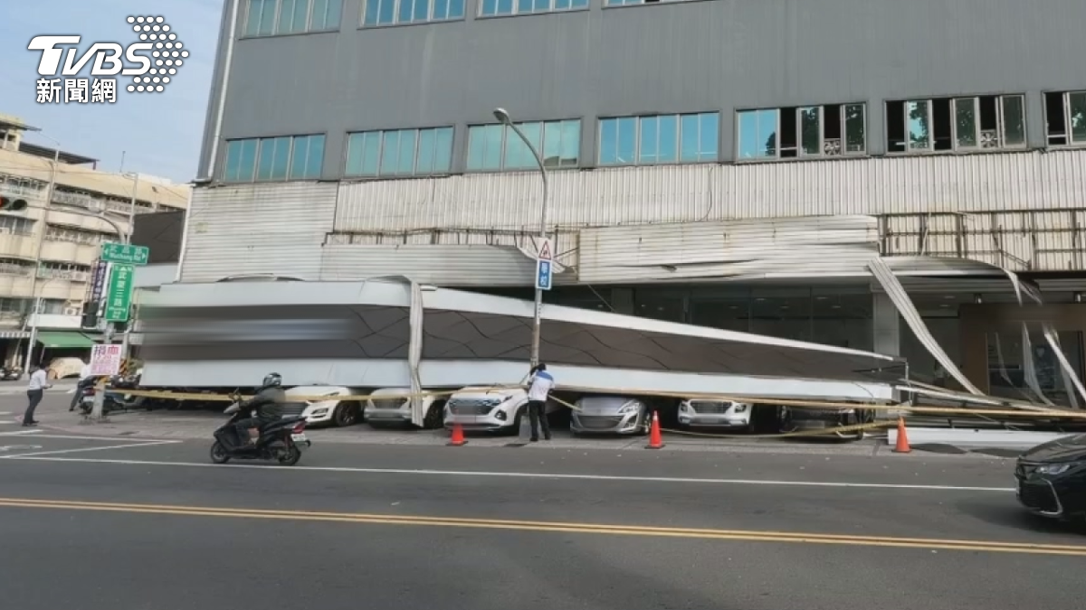 高雄鳳山武慶路上,一家汽車展示中心招牌掉落砸中6部車,所幸無人受傷。(圖/TVBS)