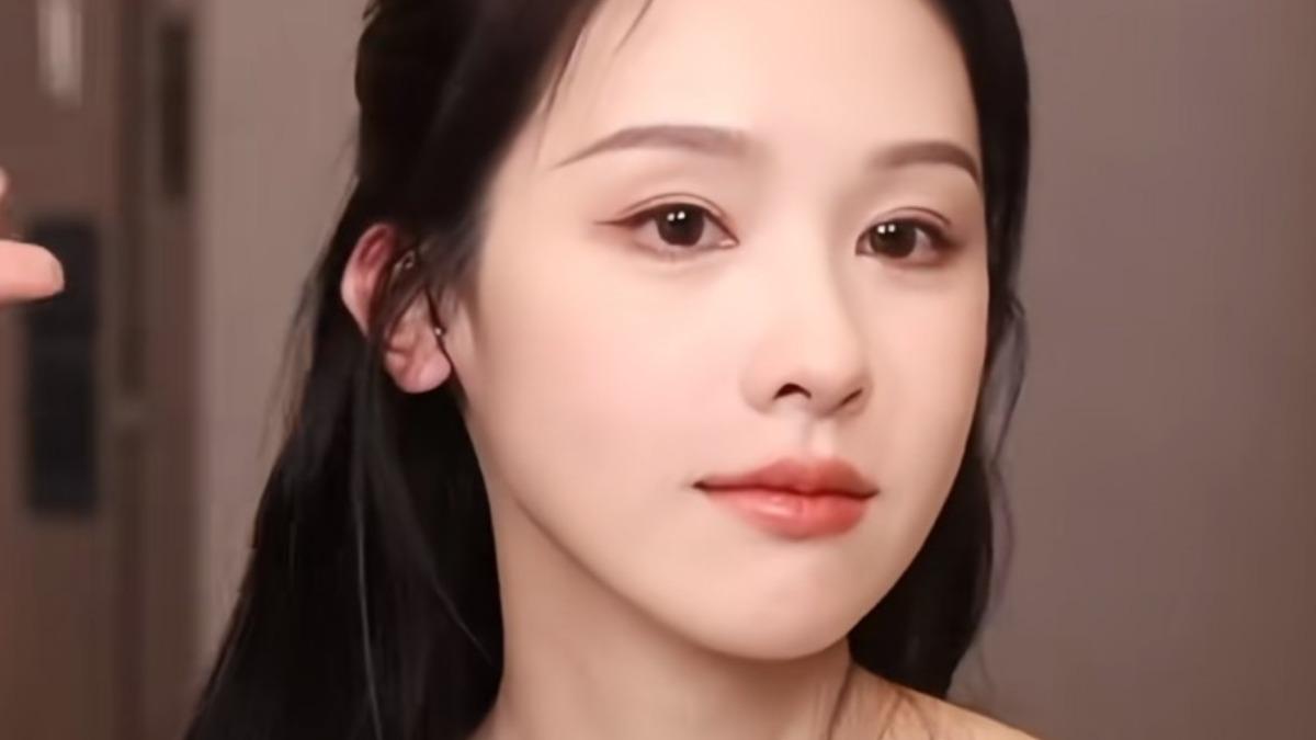 陳都靈紅毯現身打臉靈媒 突比神秘「1手勢」解密背後意義