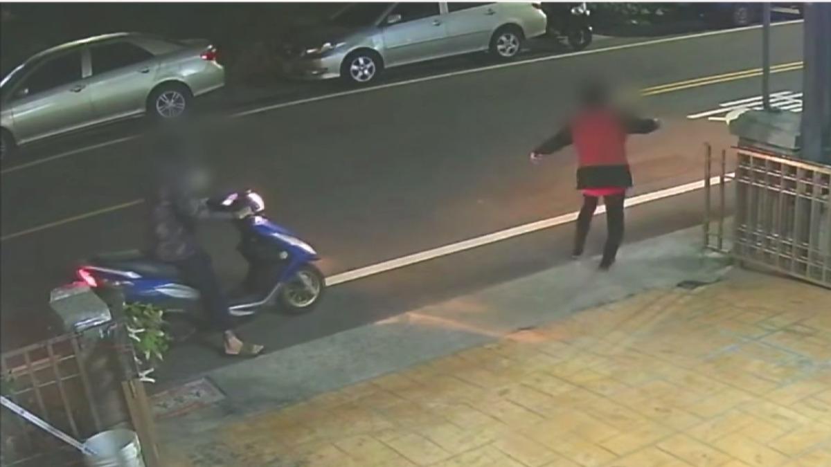 先拉扯阿嬤,接著用安全帽頭槌,並連續拍打阿嬤頭部,導致阿嬤向後摔倒在地。(圖/民眾提供)