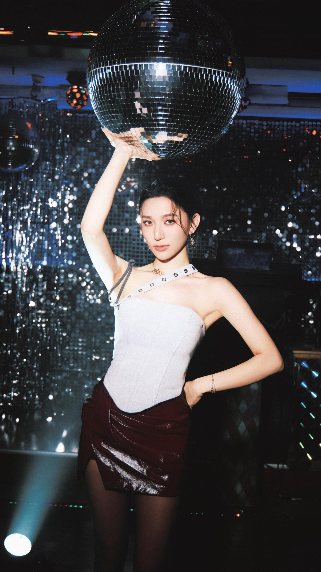 黃瑋昕化身最辣女鬼。(圖/索尼音樂提供)