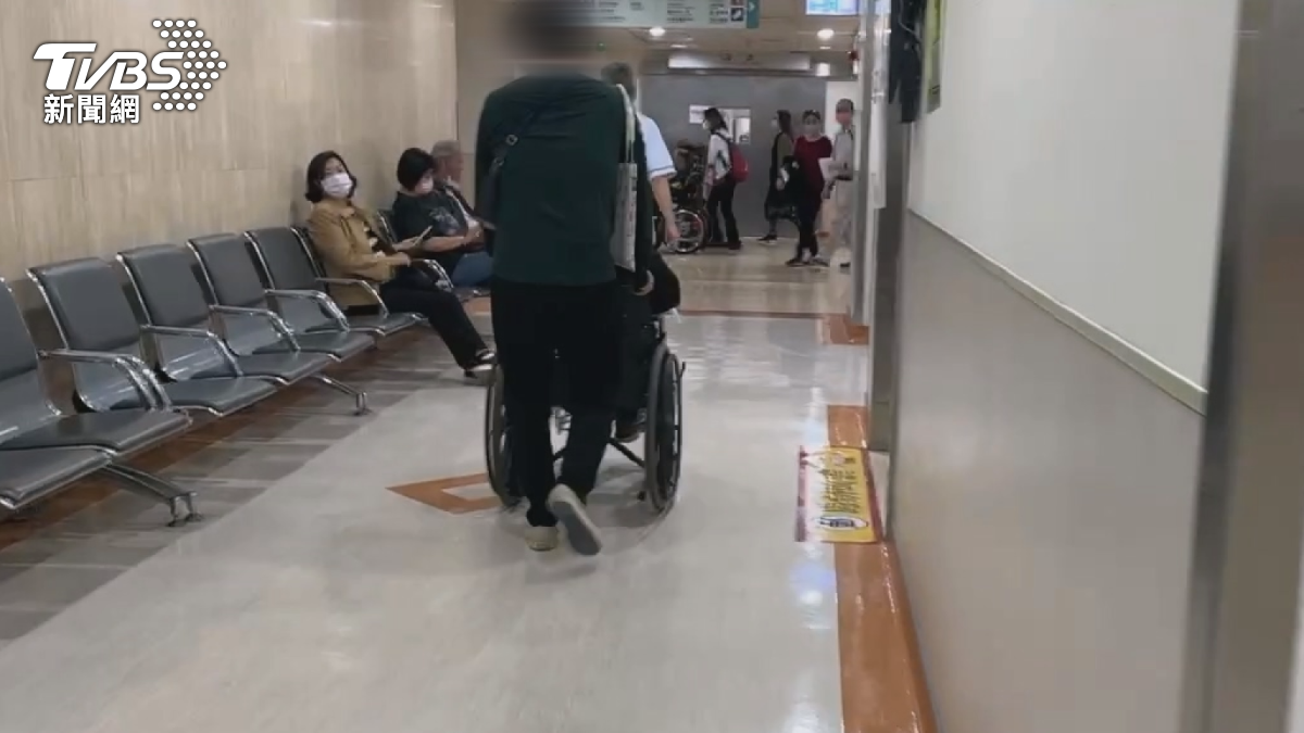 母子情深!騎車載大學兒上學,25年資深英文補師命喪輪下。(圖/TVBS)