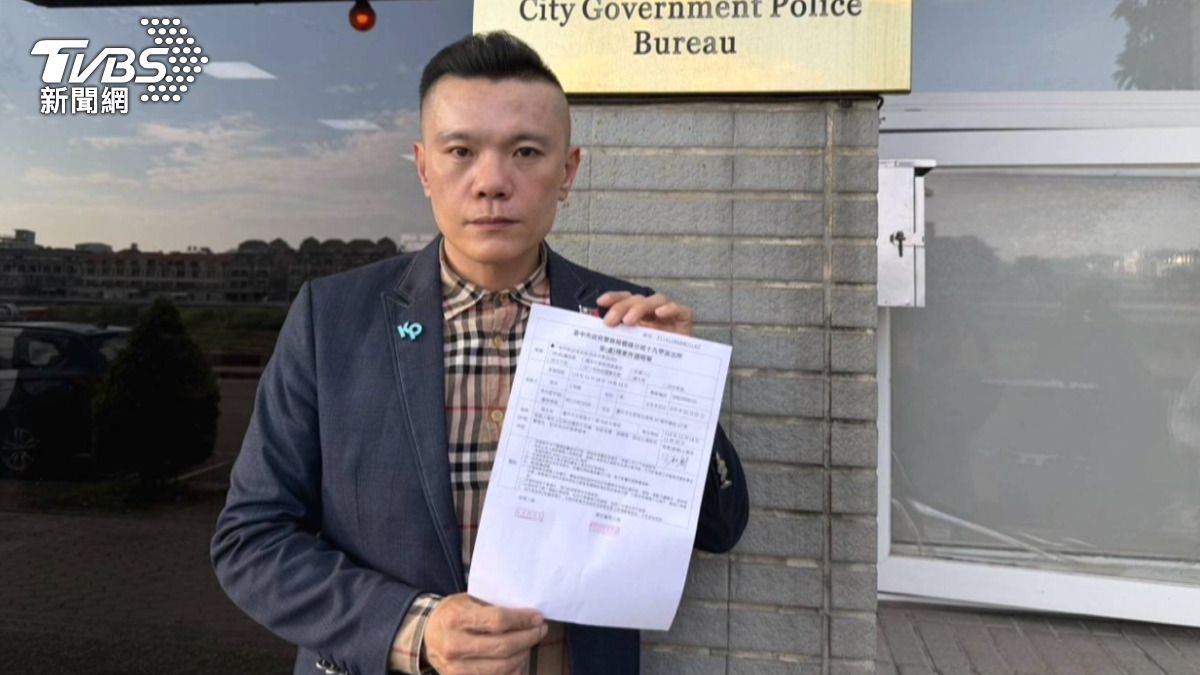 男子自稱有「混過」背景,並多次改變自我身分說詞,從國民黨成員到自稱「小草」。(圖/TVBS)