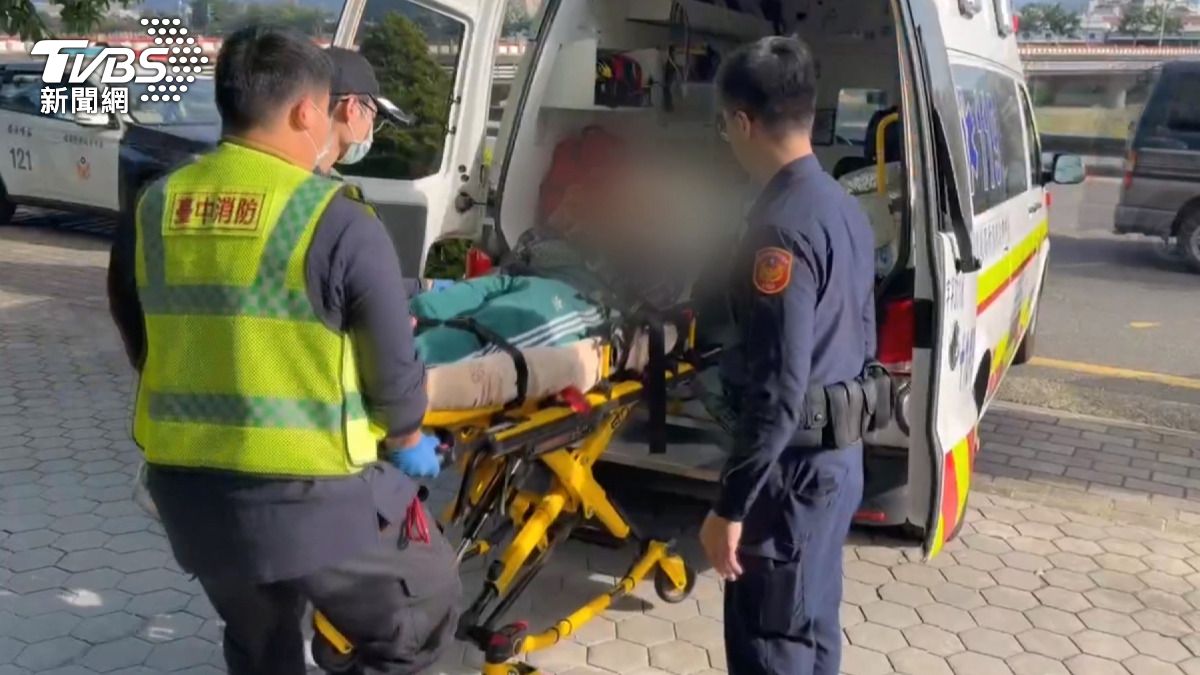 李姓男子在家屬同意下,一出派出所門口就被直接送上救護車,進行強制就醫。(圖/TVBS)