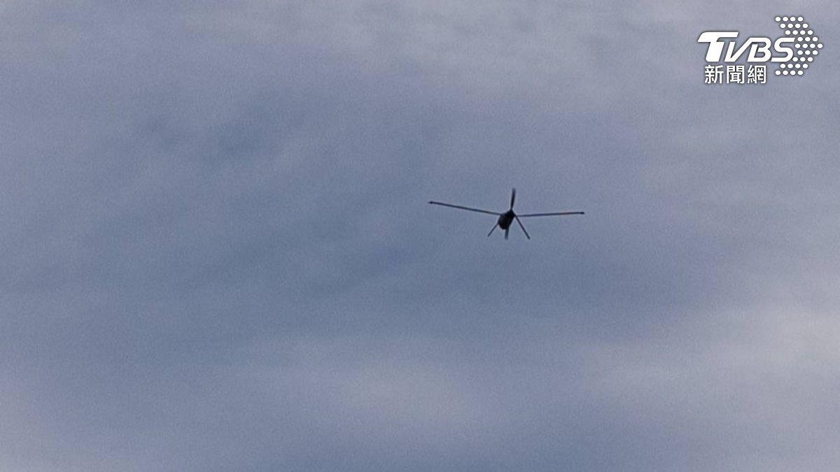 Altius-600M攻擊型無人機於空中搜尋目標。(圖/國防部提供)