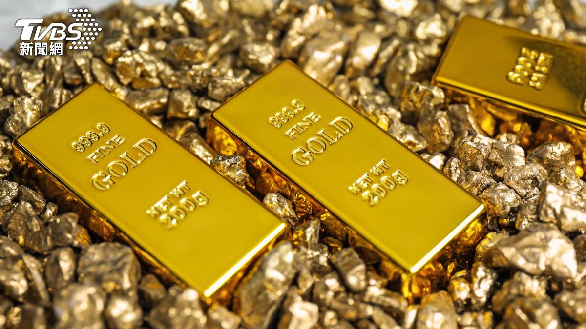 黃金重返全球金融市場主流,但有投資人逆向操作改買白銀。(資料圖/達志影像Shutterstock)
