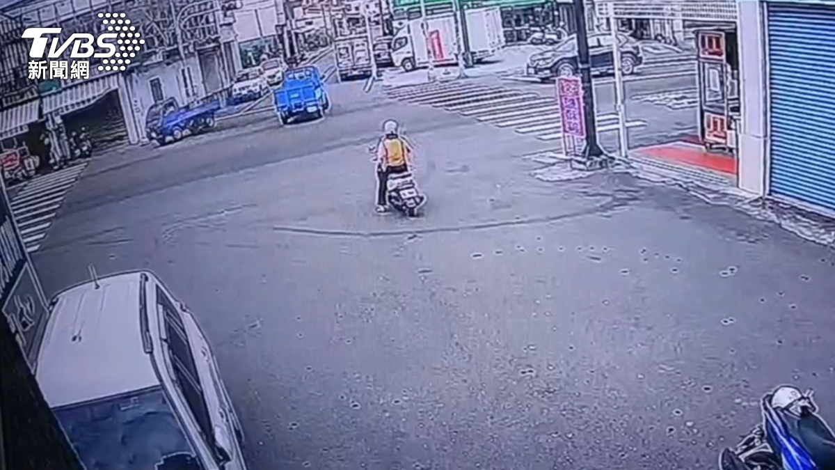 小貨車疑似闖紅燈,撞上對向轉彎車後失控衝入麵攤。(圖/TVBS)