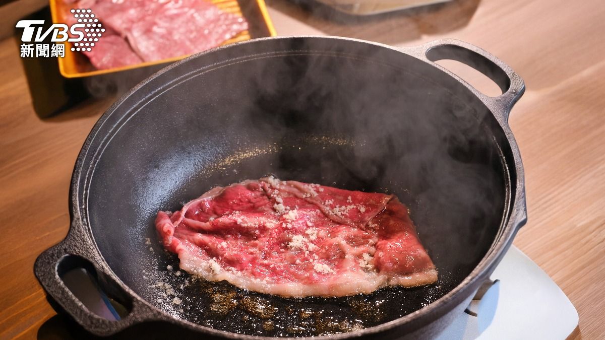 關西風「乾煎+撒糖」吃法,提升肉質鮮甜滋味。(圖/六本松壽喜燒 提供)