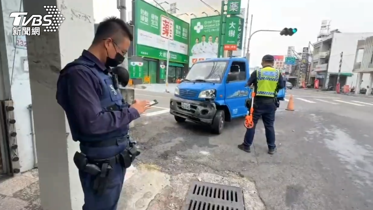 肇事駕駛一度聲稱「不要報警」,坦言闖紅燈,沒注意對向來車。(圖/TVBS)