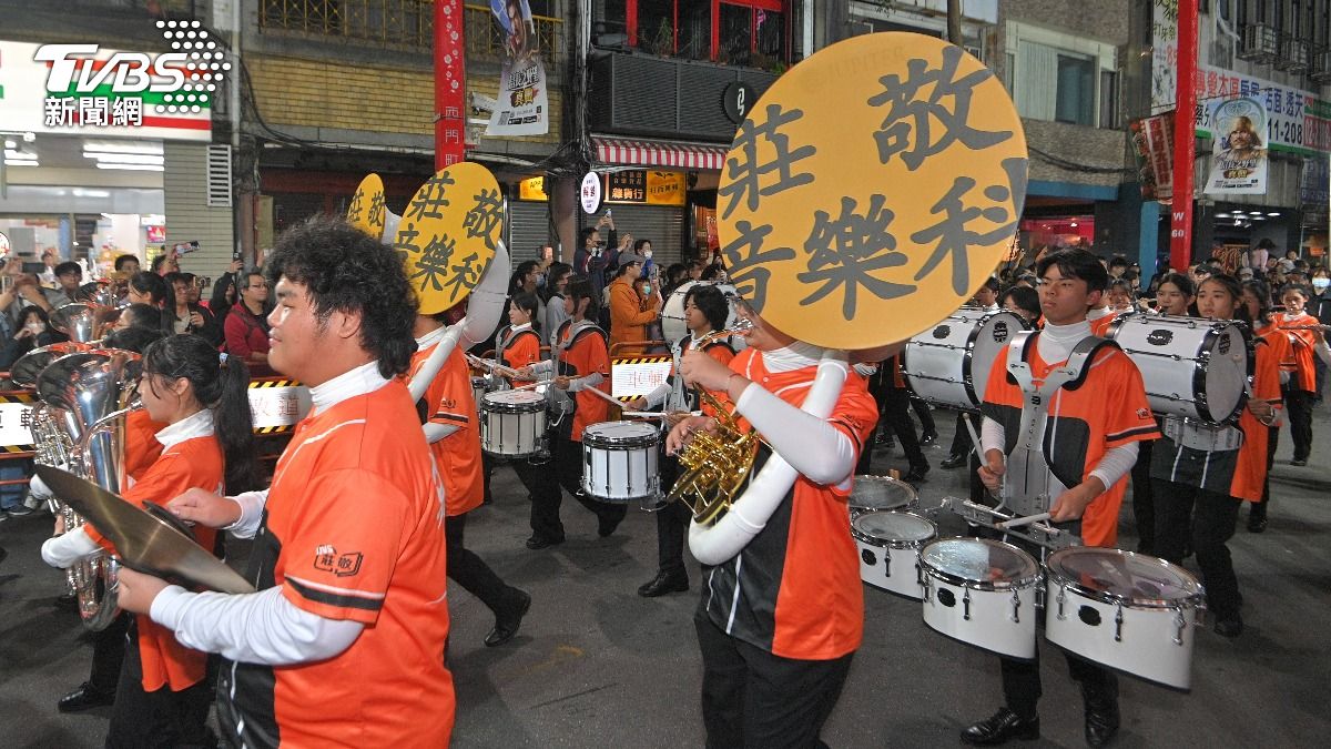 莊敬高職樂儀旗隊也現身西門町帶來精彩演出。(圖/胡瑞麒攝)