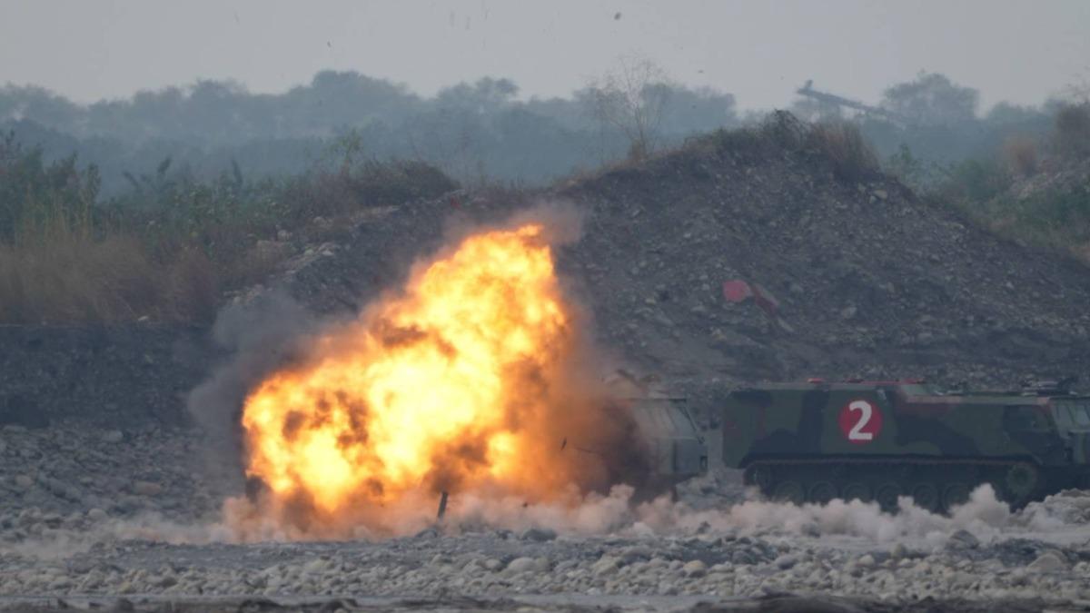 國防部長顧立雄視導Altius-600M無人機首度實彈射擊。(圖/國防部提供)