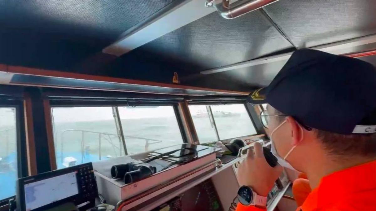 海巡署巡防艇迫使海警船16時17分轉向航出金門限制水域。(圖/海巡署金馬澎分署提供)