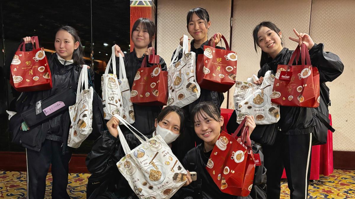 橘色惡魔、翡翠騎士來台演出 蕭美琴暖送滷肉飯宵夜