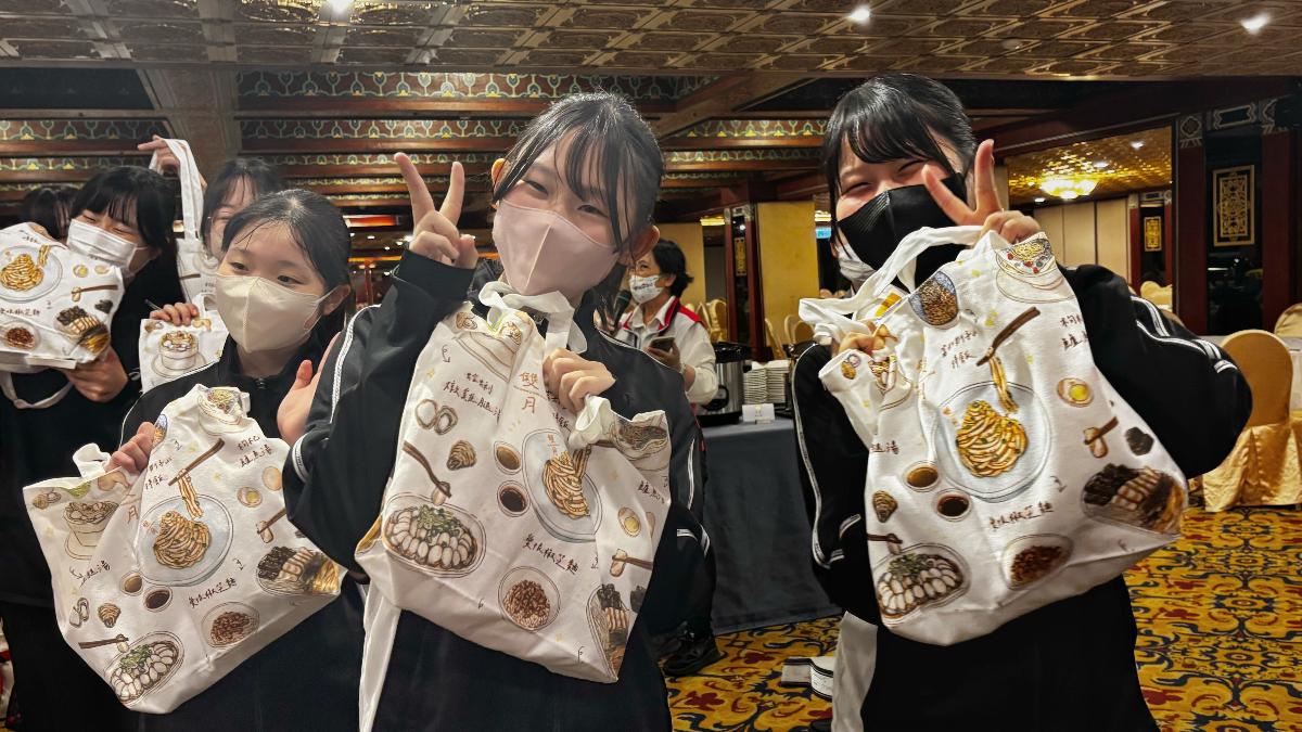 學生收到暖心宵夜都露出笑容。(圖/文總提供)