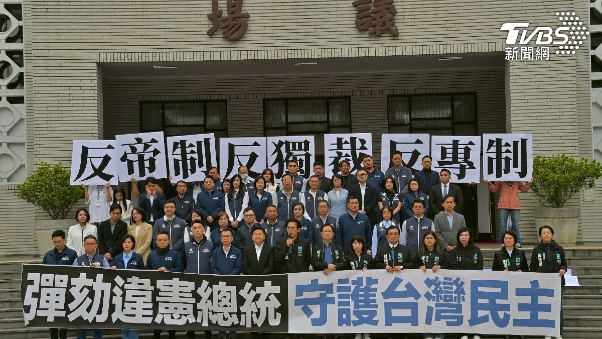 藍白立委今(19)日在立法院議場前舉行記者會,宣布正式啟動「彈劾賴清德」。(圖/胡瑞麒攝)