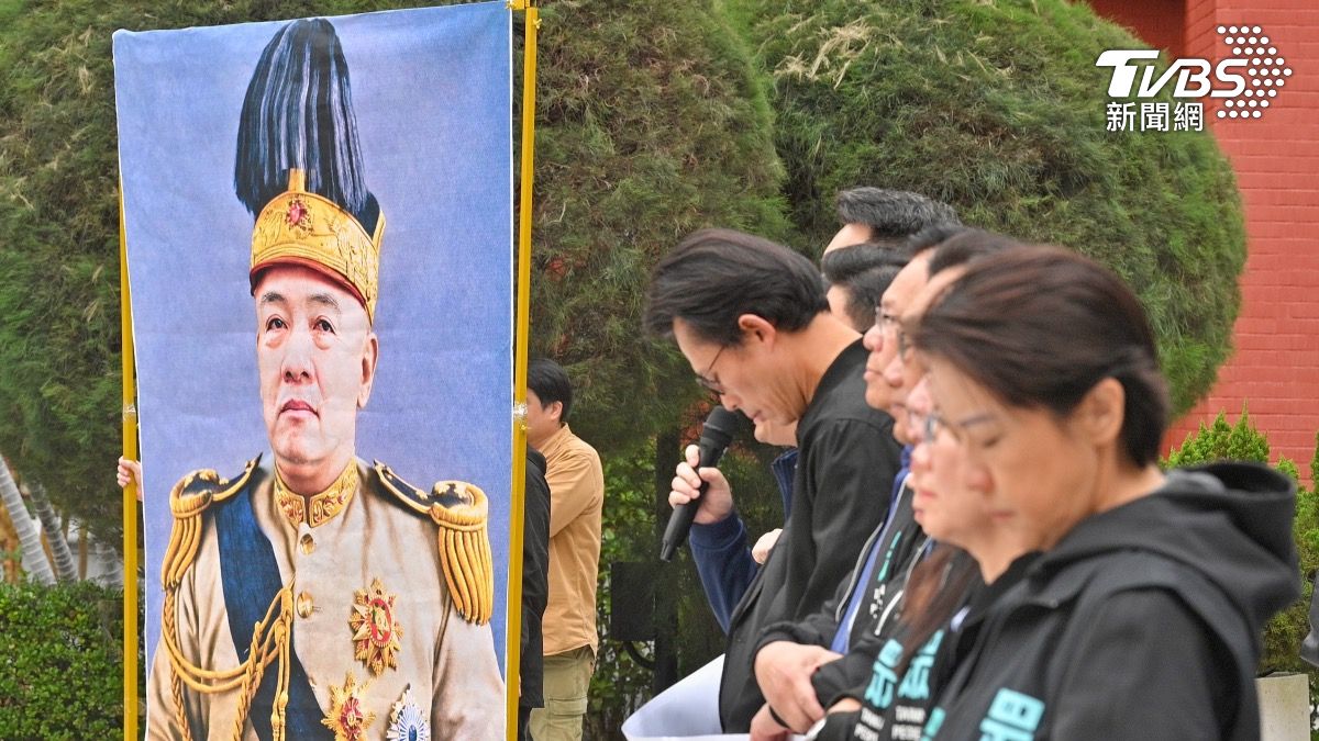 現場擺出賴清德與袁世凱的P圖。(圖/胡瑞麒攝)