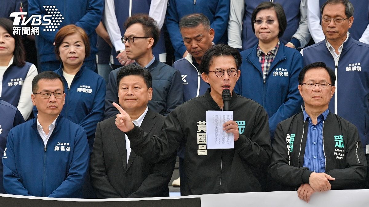 民眾黨團總召黃國昌(前右二)提案彈劾總統。(圖/胡瑞麒攝)