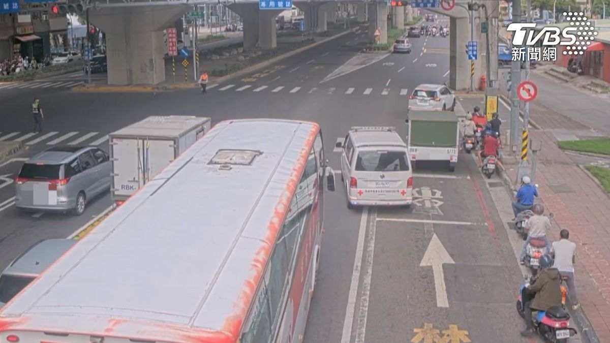 現在高雄市警局推出AI辨識系統,只要認定是避讓救護車而違規就不開罰,目前選定兩間醫院周邊道路,共兩路口試辦(圖/TVBS)