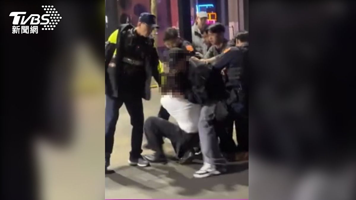 健身教練情緒失控毆人，黑帽男友人制止也被打。（圖／TVBS）
