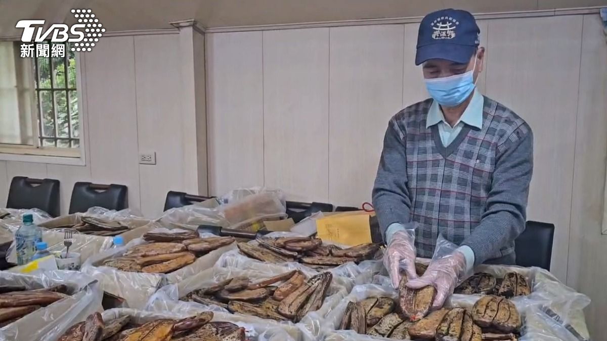 烏魚子堆成山吃都吃不完，室內還裝有20~30箱，場面十分壯觀，還得至少出動五名以上的廟方人員整理（圖／TVBS）
