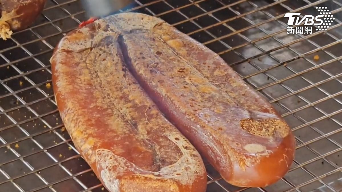 烏魚子烤到金黃，香氣撲鼻而來，580斤價值100多萬元的烏魚子，全都免費提供給信眾吃飽喝足（圖／TVBS）