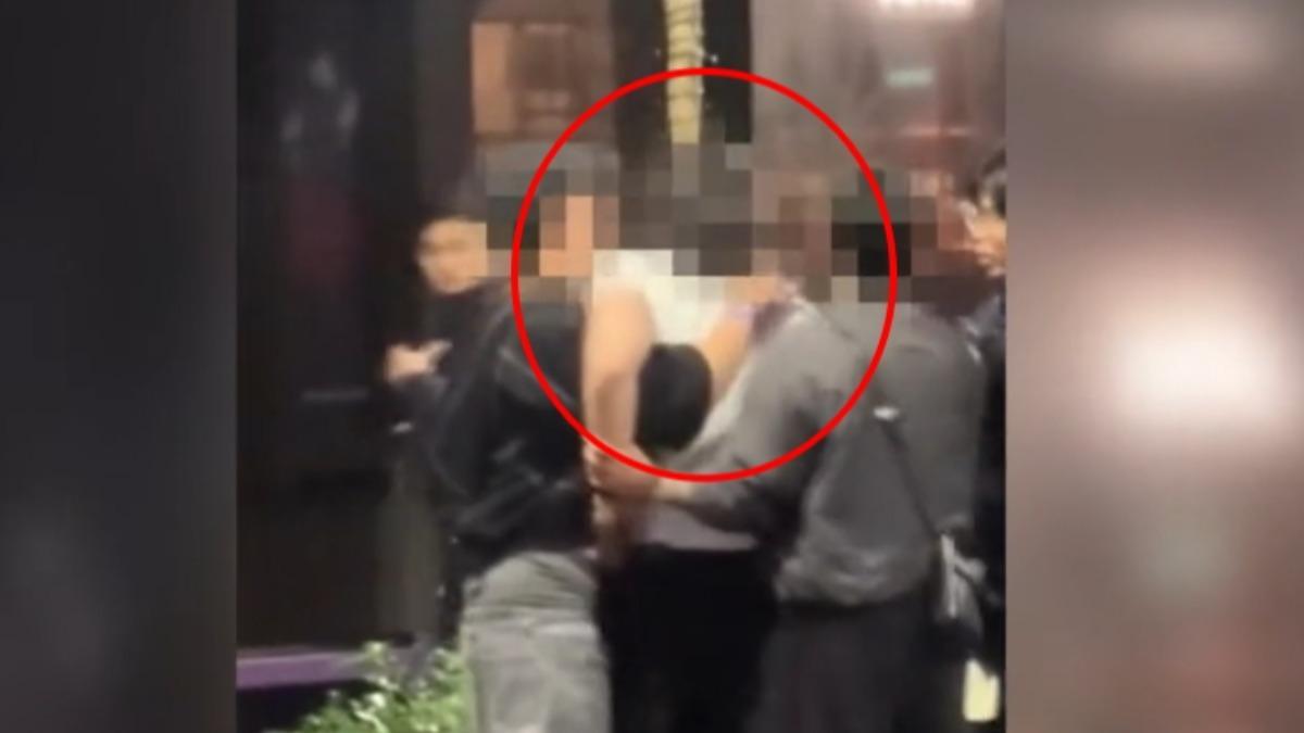 白色上衣健身教練,不滿追求女學員不成,信義街頭揮拳嗆聲。(圖/民眾提供)