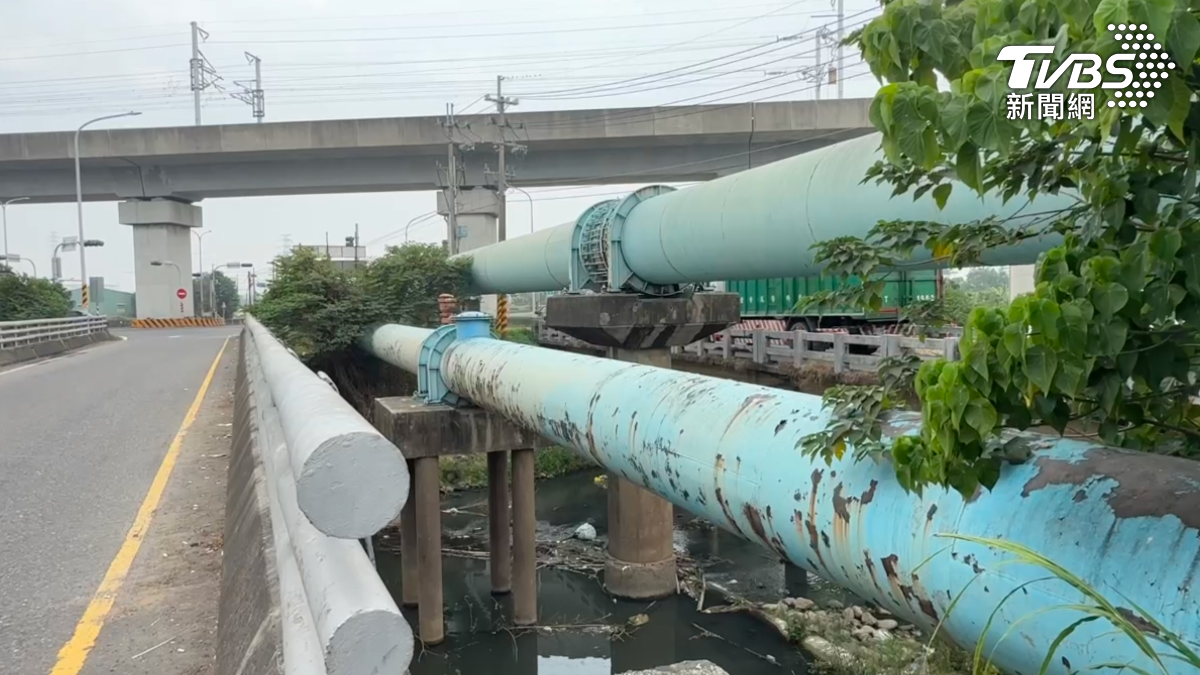 男嬰屍體被裝袋丟棄至新市一處大排水溝。（圖／TVBS）