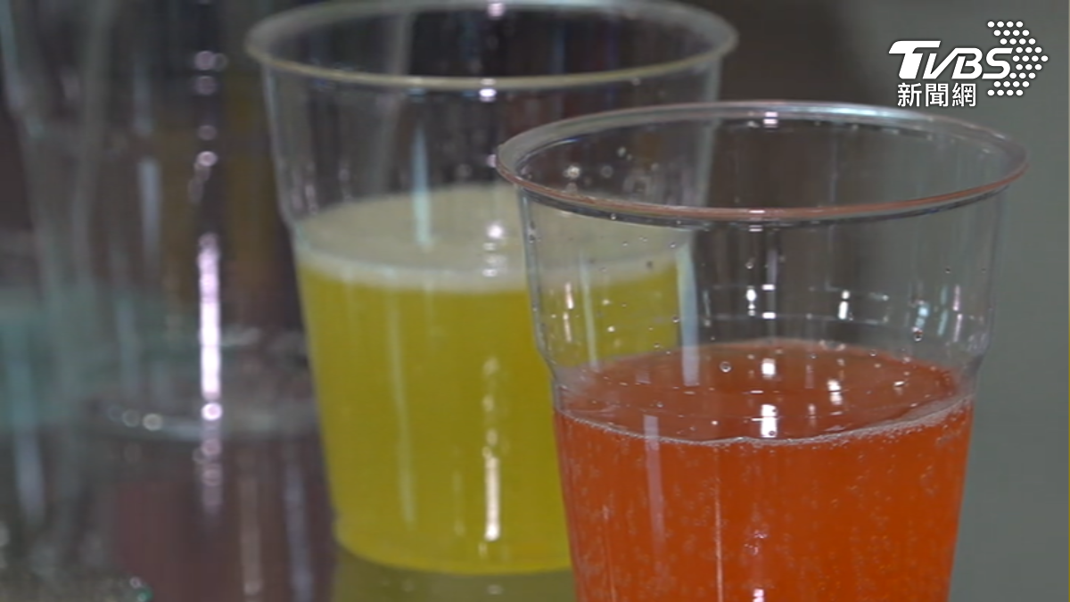 能量飲含咖啡因和牛磺酸等更份,醫師說明1罐=3杯濃縮。(圖/TVBS示意畫面)