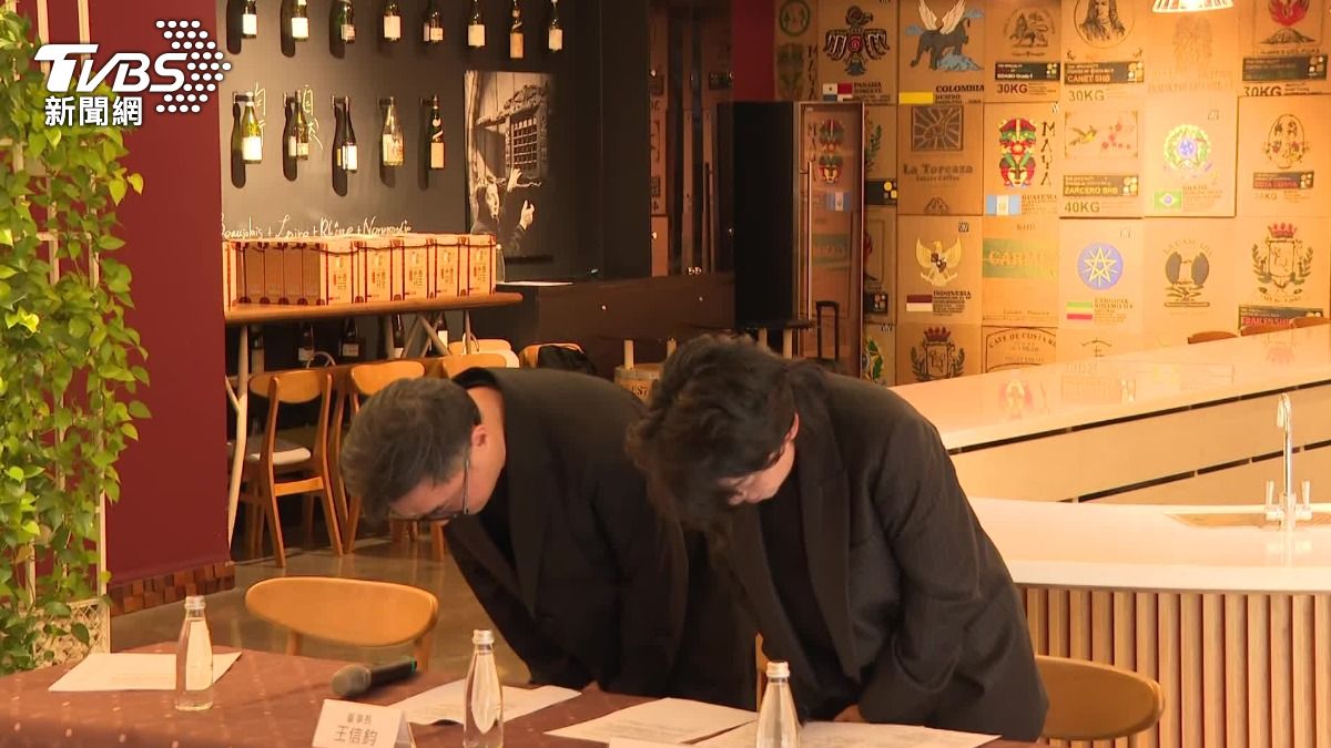 歐客佬咖啡涉嫌假冒高級藝伎豆，董事長、總經理鞠躬致歉。（圖／TVBS）