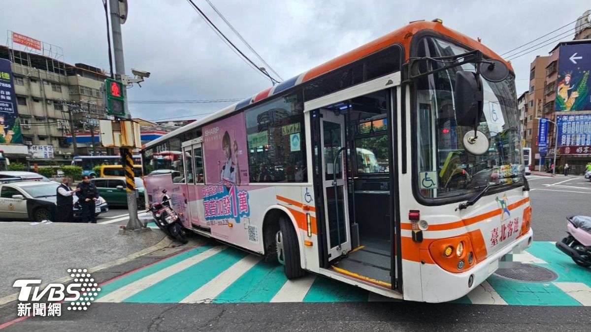 公車與騎士發生碰撞。（圖／TVBS）