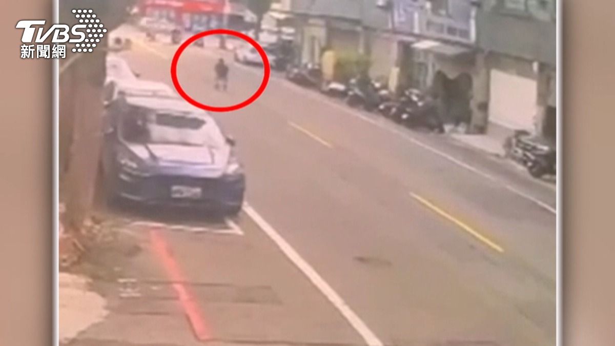 彰化馬路驚見「人肉青蛙」!男蹲斑馬線跳躍 警:違法可罰500元。(圖/TVBS)