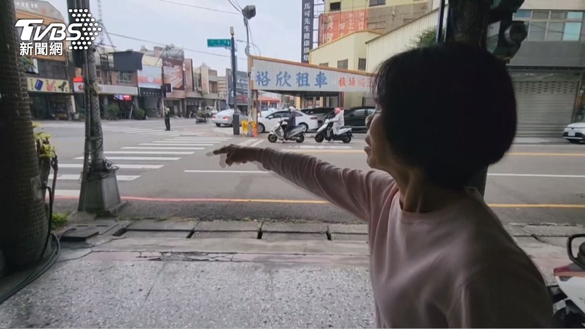 「青蛙男」路口詭異跳躍 目擊者:打賭輸了。(圖/TVBS)