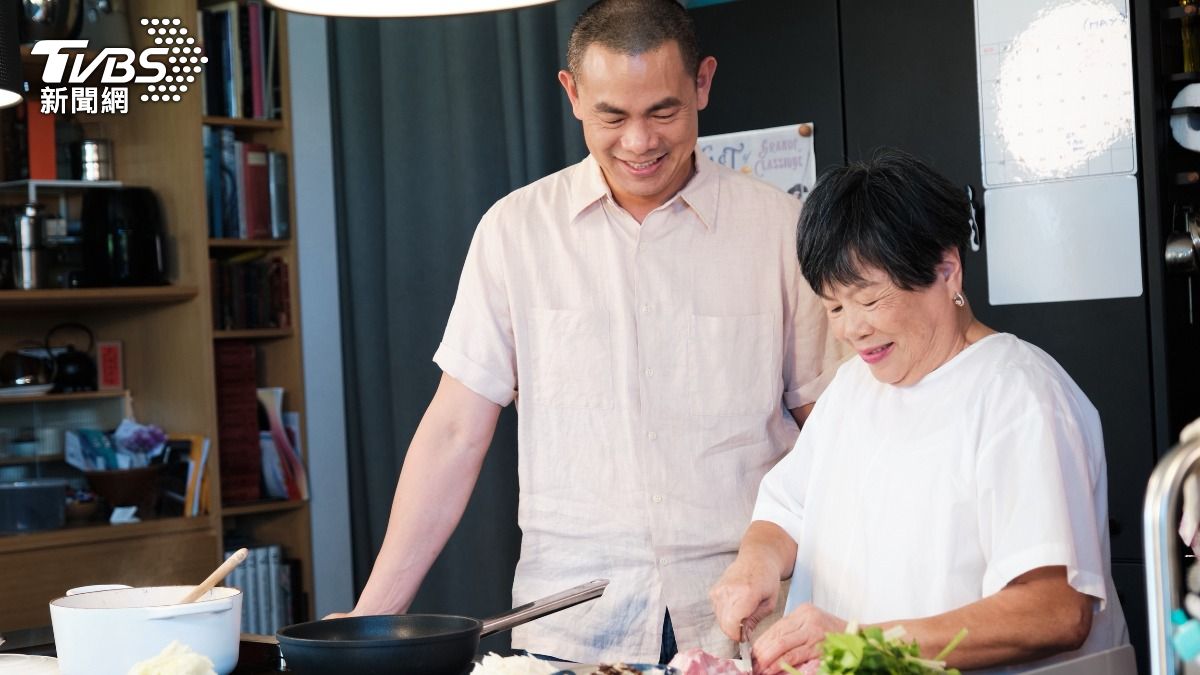 江振誠攜手親媽做菜甘當二廚 曝醫生阿公「送病患鹹粥」背後故事藏洋蔥