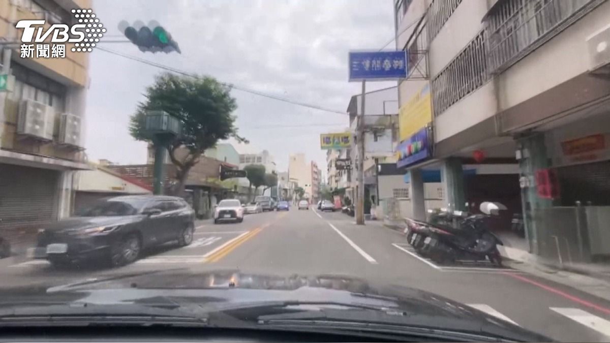 「青蛙男」路口詭異跳躍 目擊者:打賭輸了。(圖/TVBS)