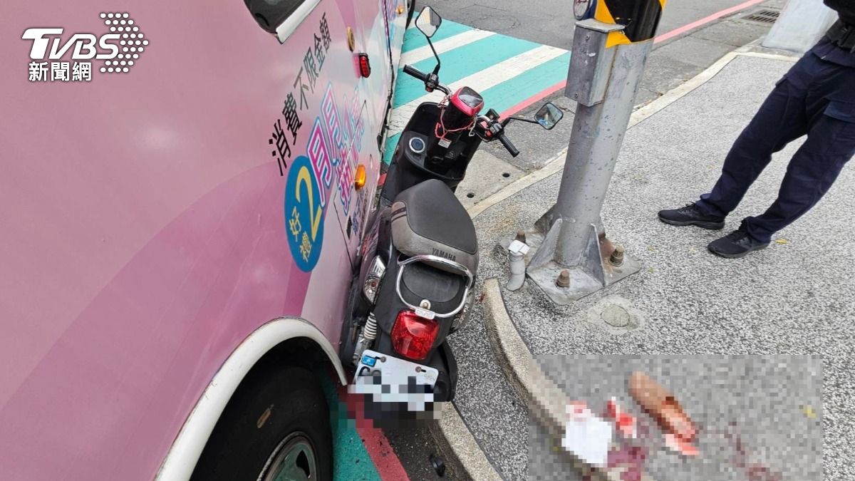 新店公車、機車轉彎碰撞　6旬婦「腳踝遭夾斷」血濺一地