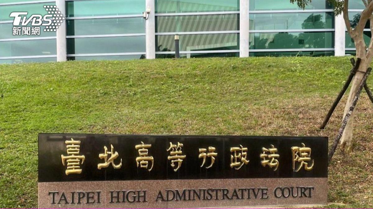 陳男今年3月等紅燈看手機遭警方開罰3000，提行政訴訟北高行認警方舉證不足撤銷原裁定。（圖／TVBS）