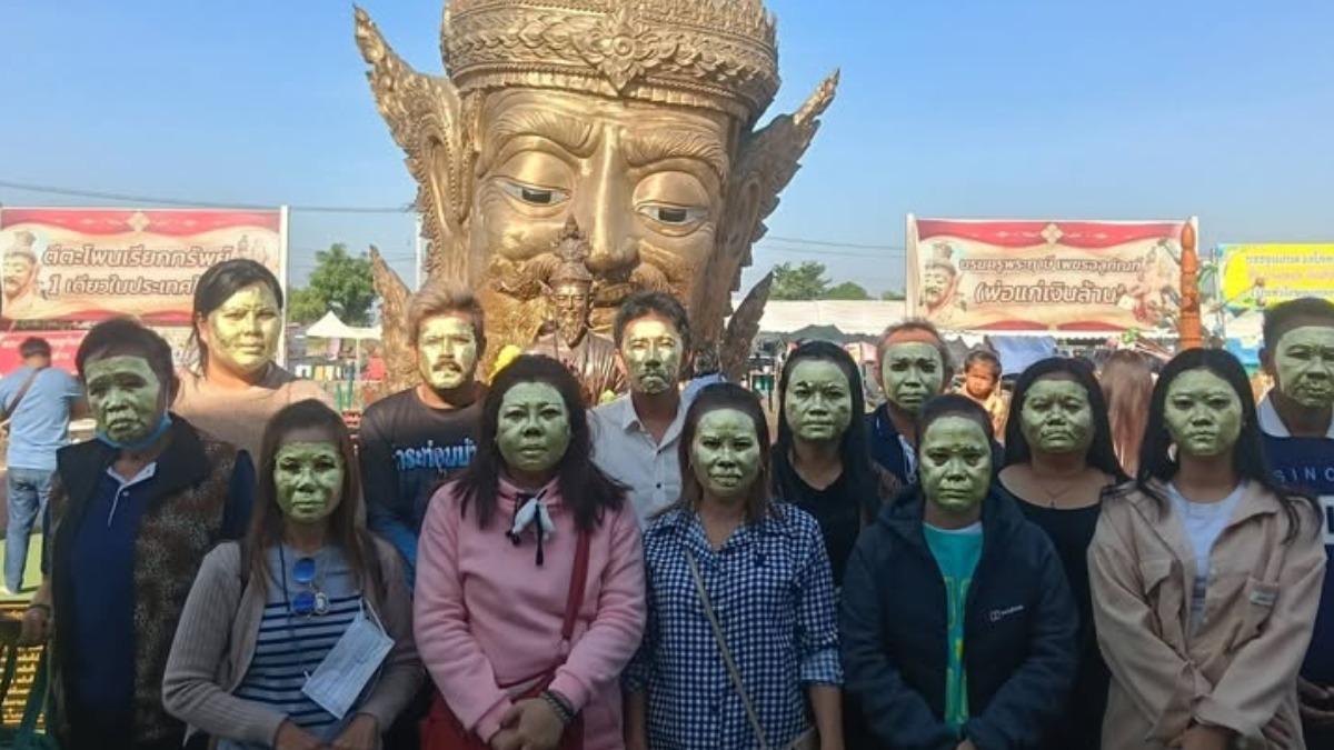 泰國一寺廟信徒求財方式是往臉上貼金。（圖／翻攝自 FB พ่อแก่เงินล้าน）