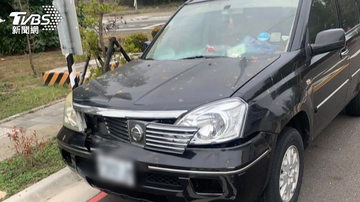 自小客碰撞機車,男騎士送醫後宣告不治。(圖/TVBS)
