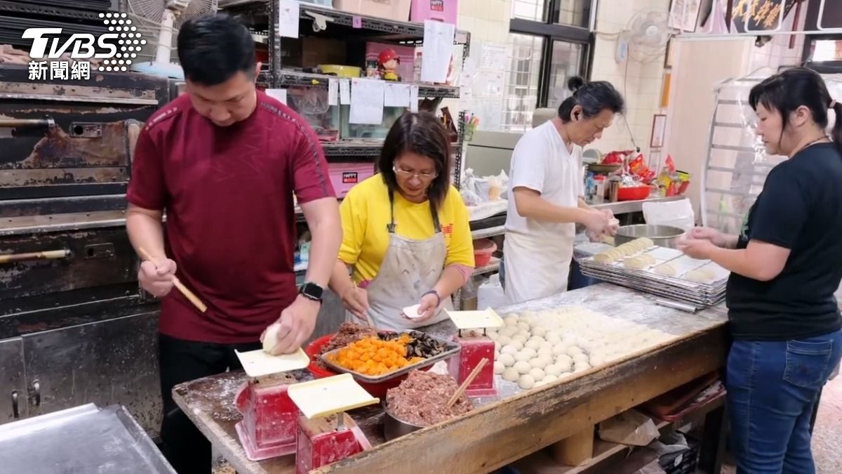 週日將迎來冬至,店家總動員,加緊趕工。(圖/TVBS)