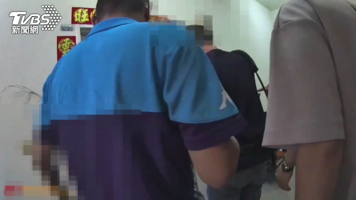 這處民宅外表看起來與一般住家無異,但實際上卻是一處毒品分裝工廠。(圖/TVBS)