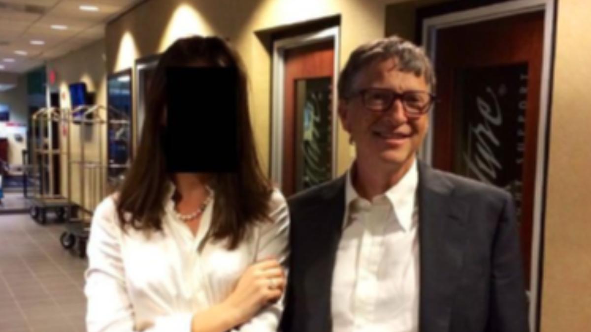 比爾.蓋茲(Bill Gates)與一名臉部模糊化處理的女性。 (圖/翻攝自house oversight democrats)