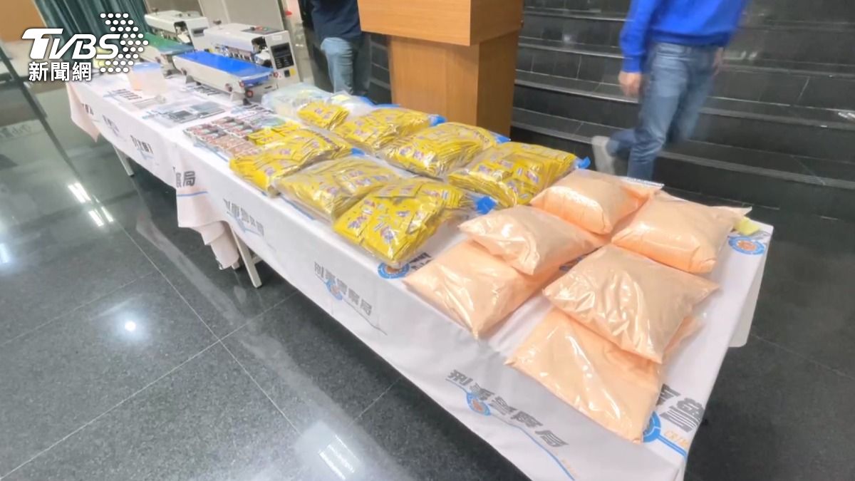 警方當場查扣1448包的毒咖啡包、原料卡西酮、依托咪酯、愷他命等大批贓證物。(圖/TVBS)