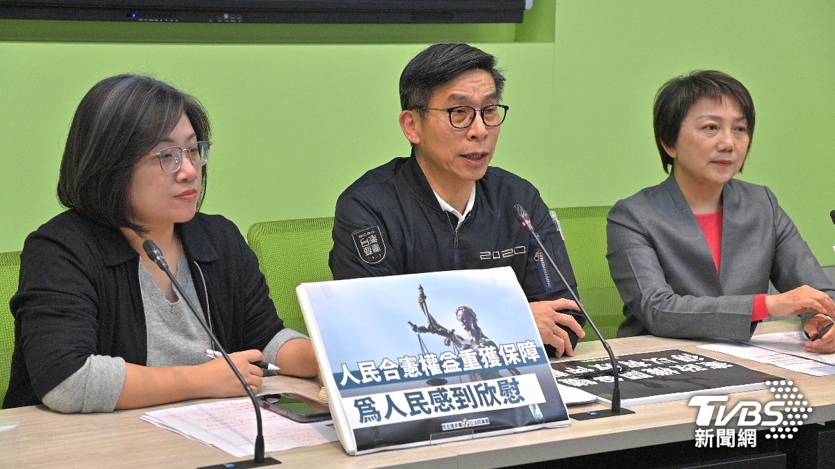 鍾佳濱(中)表示,人民的權益可以受到保障。(圖/胡瑞麒攝)