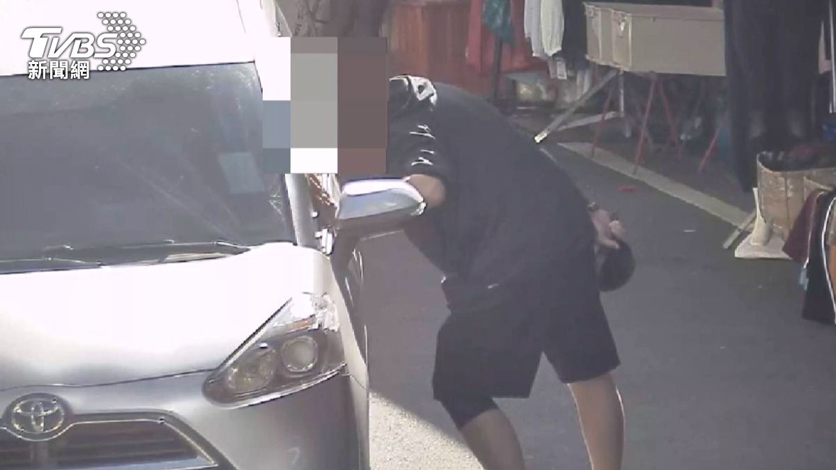 「平底鍋男」醉鬧市場!站路中嗆「抓我你該死」警持辣椒水壓制帶走。(圖/民眾提供)