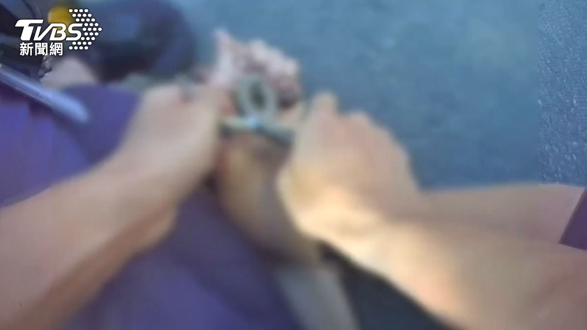 警方採取強制手段,使用辣椒水並將其壓制在地帶離現場。(圖/民眾提供)