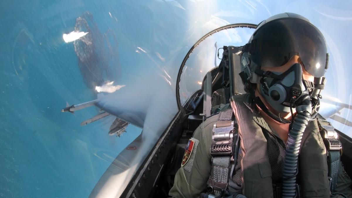 退役F-16戰機飛行員指出，在執行空中迴避或是對地、對海炸射後的脫離時，大角度的飛行動作，G力都會快速增加，也考驗飛行員的抗G動作。(圖／軍聞社)