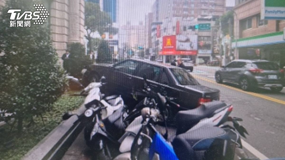 有片/桃園7旬婦開車失控!暴衝猛撞10機車 第一視角畫面曝
