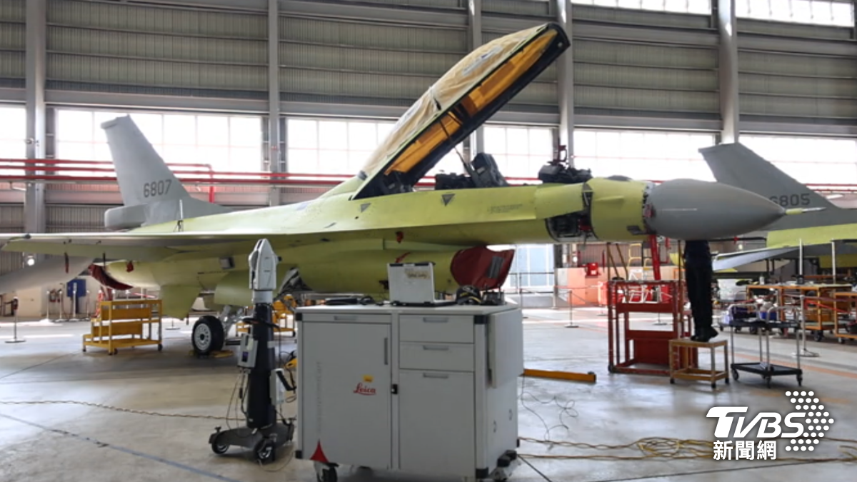 我國F-16 A/B戰機性能提升案開始執行時，因為起初未加構；且系統一開始並不相容，使得自動防撞地系統，直到美軍去年完成整合驗證後，未來才得以著手安裝。空軍預估從2026年開始加裝。(圖／TVBS)
