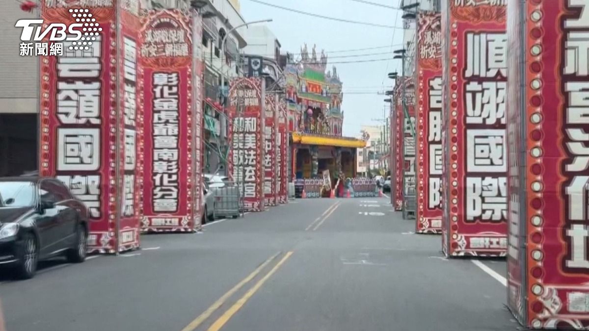 溪湖神壇占十字路口！緊急車輛進不去　居民怒：沒尊重人權。(圖／TVBS)