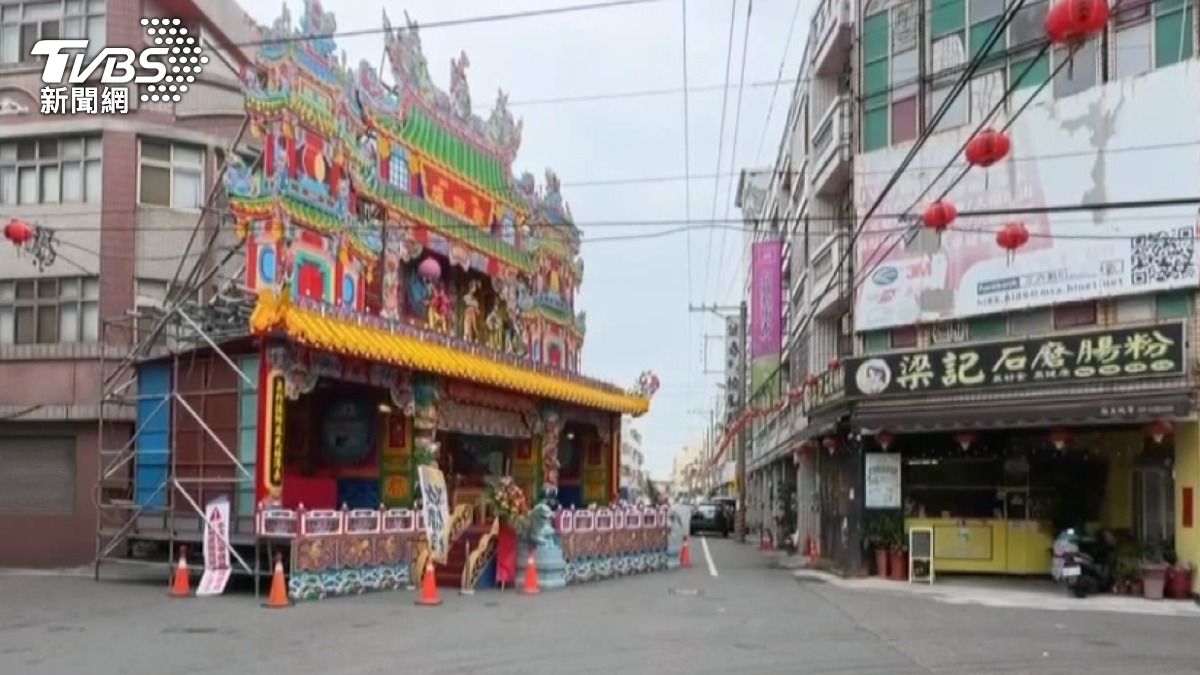24年一次全鎮大建醮活動，將神壇搭建在街道十字路口中間，占用了道路五分之四的空間。(圖／TVBS)